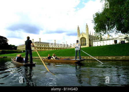 Kings College der Universität Cambridge mit flache auf dem Fluss Cam Stockfoto