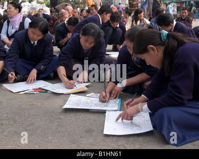 Tibetische Studenten, die Kunstwerke von Lhasa an einer Protestkundgebung gegen den Chinesen in Darjeeling Stockfoto