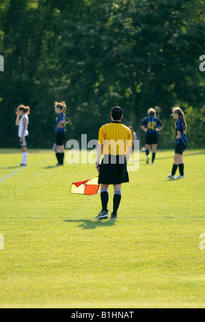 Fußball-Linie Schiedsrichter und Spieler. Stockfoto