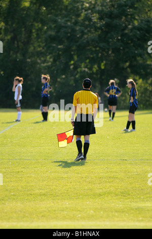 Fußball-Linie Schiedsrichter und Spieler. Stockfoto