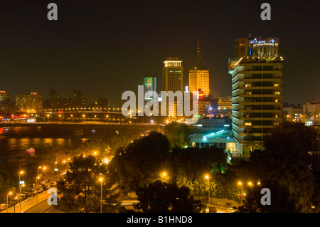 Kairo, Ägypten-Skyline mit Hochhäusern in der Dämmerung beleuchtet Stockfoto