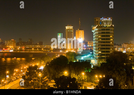 Hotels und Hochhäuser entlang dem Nil Fluß in der Nacht in der Innenstadt von Kairo, Ägypten. Stockfoto