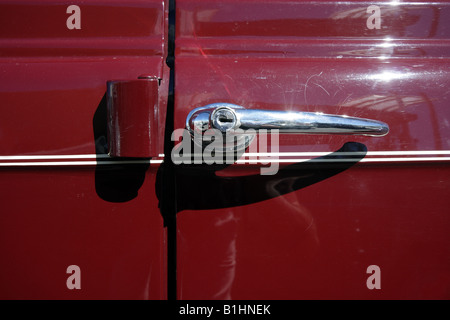 CHROM TÜRGRIFF AUF ROTEN OLDTIMER-HORIZONTALE BDB10058 Stockfoto