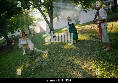 Junge Teen Reenactors in historischen Kostümen tanzen Kleid jährliche Grand Encampment Fort Ticonderoga NewYork Stockfoto