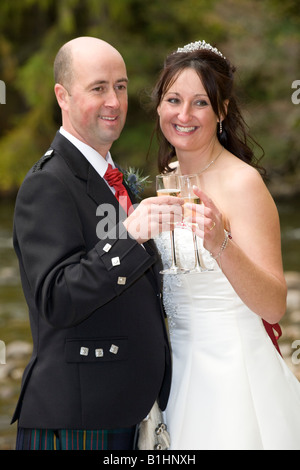 Schottische Hochzeit verheiratet paar feiert mit Champagner, Schottland, Vereinigtes Königreich Stockfoto