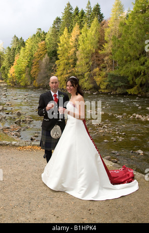 Verheiratet, Mann und Frau, Champagner trinken in der Nähe des Flusses Dee, Balmoral Castle, schottische Hochzeit, Schottland Großbritannien Stockfoto