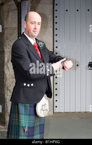 Mann in Kilt, der Bräutigam bei schottischer Hochzeit, Crath Church oder Kirk, Royal Deeside, Schottland, Großbritannien Stockfoto