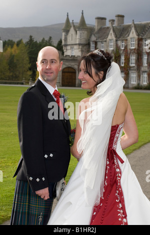 Verheiratet, paar, Mann & Frau, Balmoral Castle, schottische Hochzeit Stockfoto