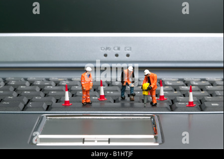 Miniatur-Arbeiter, die Reparatur einer Laptop-Tastatur Stockfoto