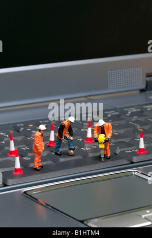 Miniatur-Arbeiter, die Reparatur einer Laptop-Tastatur Stockfoto