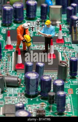 Mini-Arbeiter, die Reparatur einer defekten Leiterplatte Stockfoto