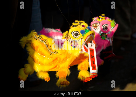 Chinesischer Drache Puppe Spielzeug in für Kinder zum Verkauf bei Sonnenschein Stockfoto