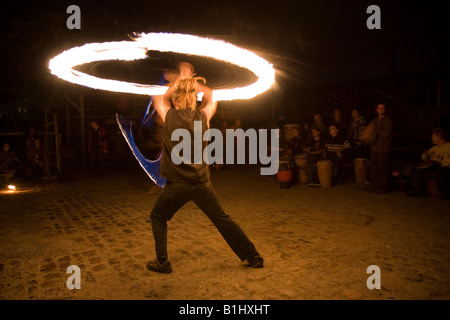 Feuer-Tänzerin bei einem Festival in Dresden, Deutschland-Mai 2008 Stockfoto