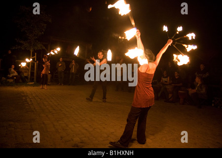 Feuershow bei einer Veranstaltung in Dresden, Deutschland Stockfoto