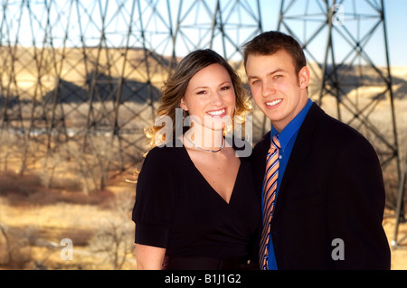 Brautpaar posiert vor einer Brücke Stockfoto