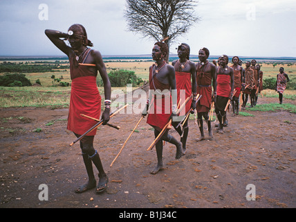 Maasai Moran Krieger in traditioneller Tracht, die Vorbereitung für eine Tanz-Ngoma Kenia in Ostafrika Stockfoto