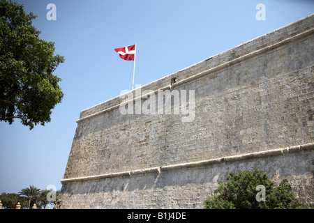 St John Bastion mit maltesischer Flagge oben in Valetta oder Valletta Malta Stockfoto