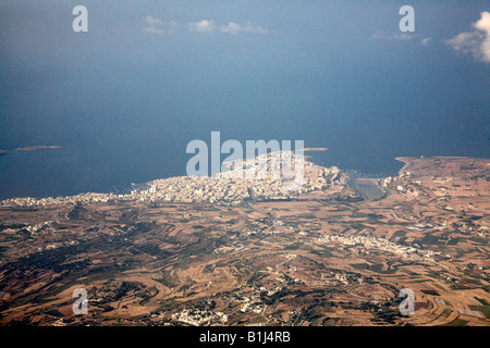 Luftbild östlich von Verkehrsflugzeugen von St Paul s Bay und Bugibba, Malta Stockfoto