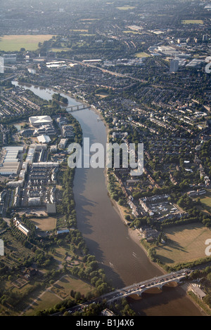 Luftbild-Nord-West von Verkehrsflugzeugen der Fluss Themse Chiswick und Kew London W4 TW9 England hohe Ebene schräg Stockfoto