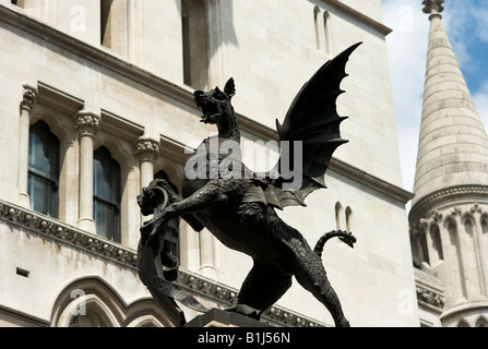 Ein Drache oder Greif auf das Denkmal an der Temple Bar in der Fleet Street markieren die westlichste Ausdehnung der The City of London Stockfoto