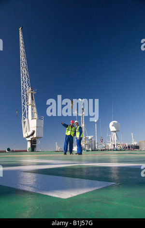 Zwei Hafenarbeiter auf dem Schiffsdeck eines Stockfoto