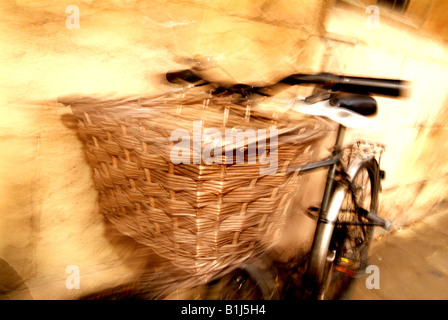 Fahrrad mit shopping Korb in Cambridge England Vereinigtes Königreich Stockfoto