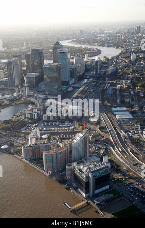 Luftbild westlich von New Providence Wharf Aspen Way Canary Wharf River Thames Rotherhithe und The City of London E14 SE16 EC2 EC3 Stockfoto