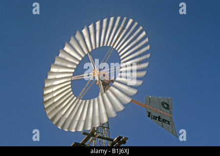 Typische Windwheel auf einem Bauernhof in der Namib-Wüste, die Wasserpumpen, die Wüste Oberfläche Stockfoto