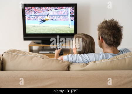 Ein junges Paar gerade ein Fußballspiel auf dem Fernseher Stockfoto