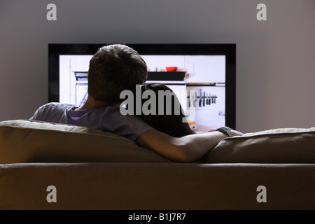 Rückansicht eines Paares vor dem Fernseher Stockfoto