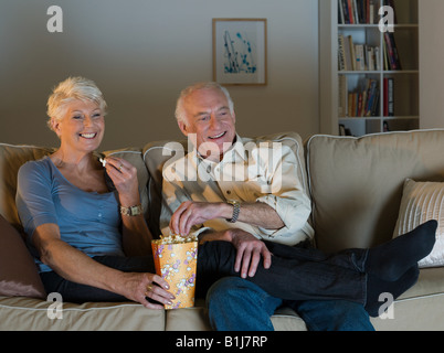 Ein älteres Paar vor dem Fernseher Stockfoto