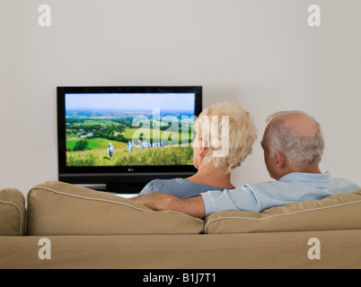 Rückansicht eines älteren Paares vor dem Fernseher Stockfoto