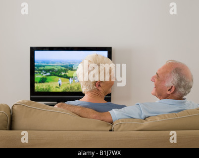 Ein älteres Paar vor dem Fernseher und reden Stockfoto