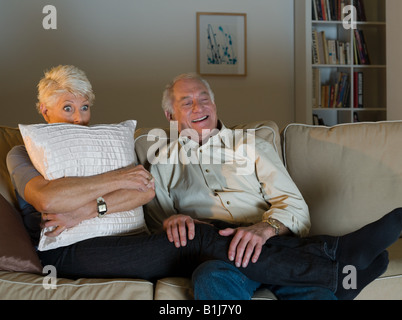 Ein älteres Paar vor dem Fernseher Stockfoto