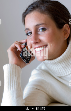 glückliche junge, hübsche Frau, telefonieren mit einem Mobiltelefon, smilng Stockfoto