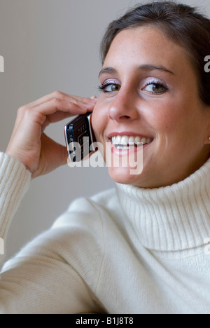 glückliche junge, hübsche Frau, telefonieren mit einem Mobiltelefon, smilng Stockfoto