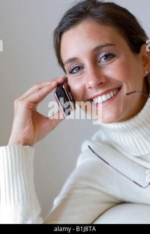 glückliche junge, hübsche Frau, telefonieren mit einem Mobiltelefon, smilng Stockfoto