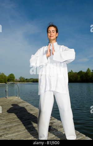Junge Frau, die sich darin üben, Qi Gong Stockfoto
