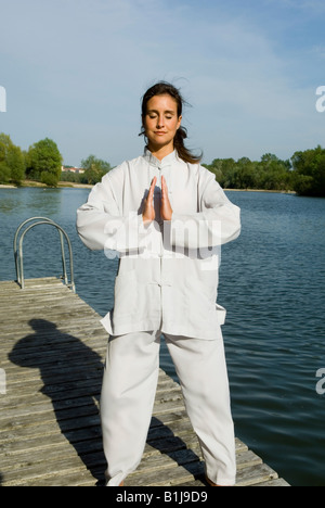 Junge Frau, die sich darin üben, Qi Gong Stockfoto