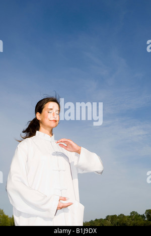 Junge Frau, die sich darin üben, Qi Gong Stockfoto