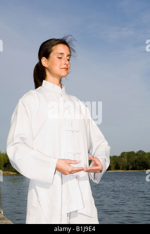 Junge Frau, die sich darin üben, Qi Gong Stockfoto