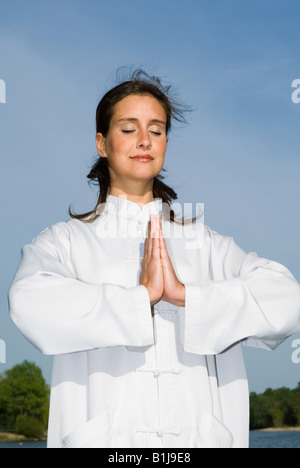 Junge Frau, die sich darin üben, Qi Gong, Kreis Stockfoto