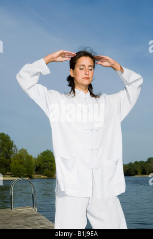 Junge Frau, die sich darin üben, Qi Gong, nach den Qi-Fluss Stockfoto