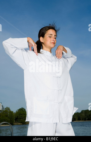 Junge Frau darin üben, Qi Gong, Qi-Rundschreiben-Fluss Stockfoto