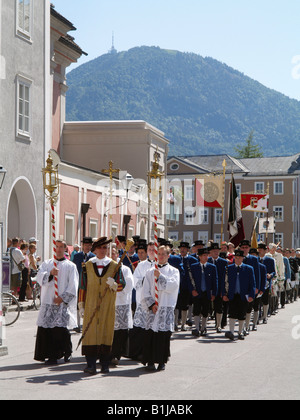 Fronleichnamsprozession auf dem Residenzplatz in Salzburg, Österreich Stockfoto