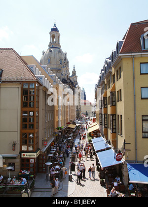 Blick durch eine Fußgängerzone in der alten Stadt von Dresden zur Kirche Frauenkirche, Deutschland, Sachsen, Dresden Stockfoto