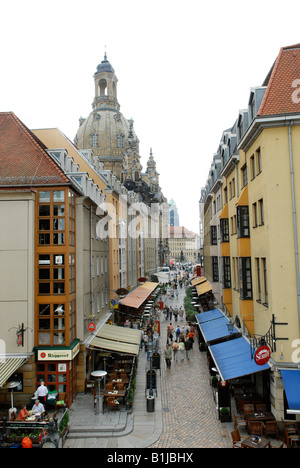 Blick durch eine Fußgängerzone in der alten Stadt von Dresden zur Kirche Frauenkirche, Deutschland, Sachsen, Dresden Stockfoto