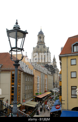 Blick durch eine Fußgängerzone in der alten Stadt von Dresden zur Kirche Frauenkirche, Deutschland, Sachsen, Dresden Stockfoto