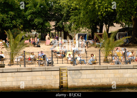 Sandstrand mit Liegestühlen an der Spree, Deutschland, Berlin Stockfoto