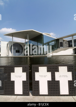 Kreuze zur Erinnerung an die Opfer der Berliner Mauer und Marie Elisabeth Lueders House am Fluss Spree Bank, Deutschland, Berlin Stockfoto